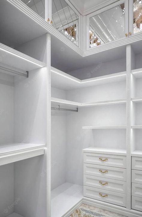 Closet Corners Conundrum: 5 Key Mistakes to AVOID (At All Costs)! Corner Shelves Wardrobe, Closet Corner Storage, Walk In Closet Corners, Walk In Closet With Corner Shelves, Corner In Walk In Closet, Custom Closet Corner Ideas, L Shape Walk In Closet Design, Closer Corner Ideas, Closet Corner Organization Ideas