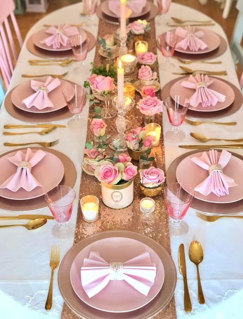 Birthday Brunch Party Decorations Pink, Party Table Decoration Ideas, Ideas For Graduation Party, Pink Party Tables, Graduation Party Table Decorations, Pink Table Settings, Baptism Party Decorations, Graduation Party Table, Table Decoration Ideas