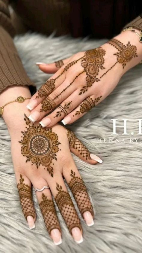 Mehandi Designs Unique Simple, Elegant Mehndi Designs Unique, Simple Unique Mehndi Designs, Elegant Mehndi Designs, Henna Unique, Hand Mehndi Design Simple, Elegant Henna, Hena Designs, Cute Henna Designs