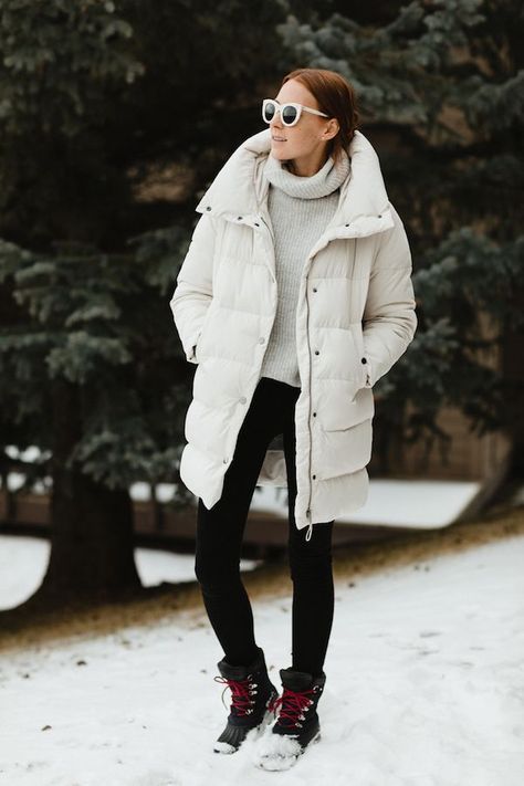 Winter Toronto Outfit, White Parka Outfit Winter, Canadian Winter Outfits Cold Weather, White Parka Outfit, Toronto Winter Outfit, White Puffer Coat Outfit, Canadian Winter Outfits, Toronto Outfits, Toronto Outfit