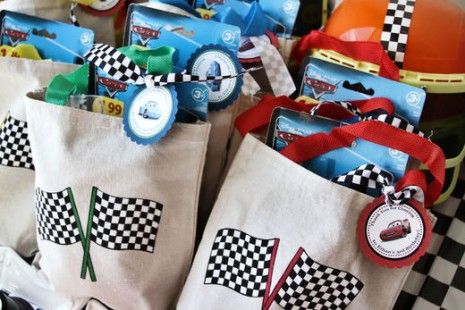 . Lightning Mcqueen Party, Cars Party Favors, Cars Birthday Party, Festa Hot Wheels, Movie Birthday Party, Hot Wheels Birthday, Hot Wheels Party, Disney Cars Birthday, Cars Birthday Party Disney