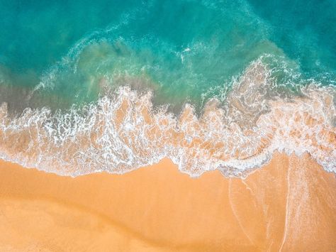 Top view of beautiful sand beach with tu... | Premium Photo #Freepik #photo #tree #water #waves #nature Waves Top View, Sea Top View, Beach Top View, Pole Inspiration, Ppt Background, Water Images, Waves Vector, Water Background, Beach Images