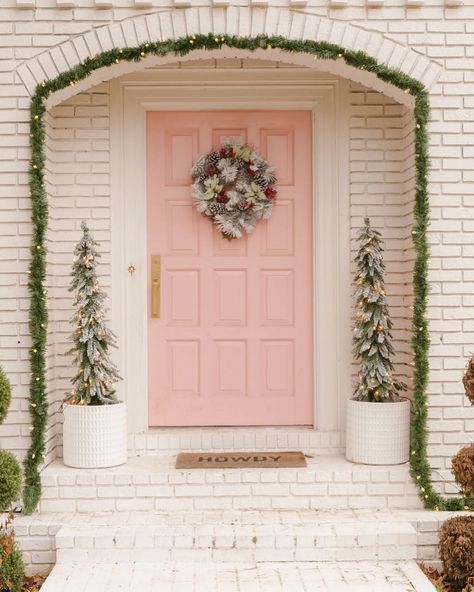 A pink door just always looks festive tbh 💕 via @elsielarson Christmas Lights On House Exterior, Christmas Lights On House, Pink Front Door, Cottage Porch, Christmas House Lights, Holiday Home Tour, Pink Door, Porte Decorate, Outdoor Christmas Lights