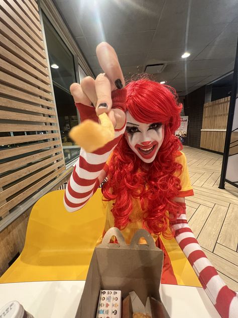 Mcdonalds Clown Costume, Ronald Mcdonald Makeup Halloween, Ronald Mcdonald Makeup, Music Costume Ideas, Halloween Costumes Women Creative Unique, Clown Outfit Ideas, Scary Costume Ideas, Ronald Mcdonald Costume, Halloween Costumes Women Creative