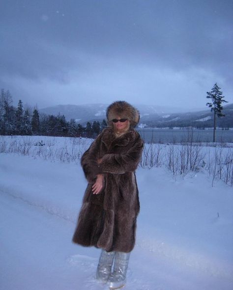 Winter Fur Outfits, Alaska Outfits, Big Fur Coat, Ski Trip Outfit, December Outfits, Fur Coat Outfit, Russian Clothing, Winter Coat Outfits, Russian Winter