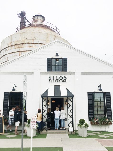 Magnolia Market Silos Baking Co. Insta: @rachel.awtrey Magnolia Coffee Shop, Magnolia Silos Pictures, Silos Bakery, Silos Magnolia Market, Magnolia Bakery Nyc, Magnolia Bedroom, Magnolia Silos, Silos Baking Co, Fixer Upper Joanna Gaines