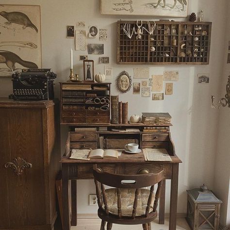 Old Fashioned Room Aesthetic, Dark Academia Workspace, Desk Aesthetic Vintage, Dark Academia Desk Setup, Old Room Vintage, Writing Room Ideas, Vintage Desk Ideas, Dark Academia Study Room, Light Academia Interior Design