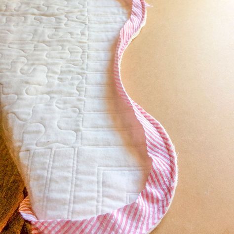 How to Bind Scalloped Edges Edge To Edge Quilting Designs, Scallop Edge Quilt, Edge To Edge Quilting, Scalloped Quilt, Jelly Roll Race, American Patchwork And Quilting, Binding Tutorial, Whole Cloth Quilts, Wedding Ring Quilt