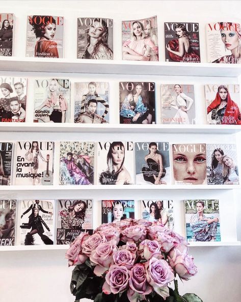 Magazine Editor Aesthetic, Fashion Office Decor, Magazine Office, Job Aesthetic, Lyanna Stark, Fashion Writer, Fashion Journalism, Artist Portraits, Internship Fashion