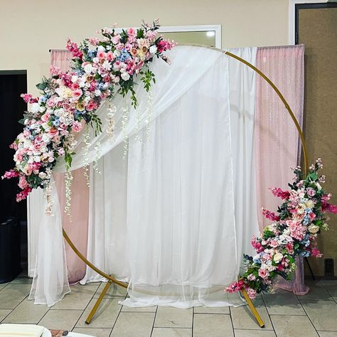 Round Backdrop Ideas With Flowers, Round Backdrop With Drapes, Round Backdrop With Curtain, Backdrop Ideas Curtain, Round Flower Backdrop, Backdrop For Parties, Curtain Backdrop With Flowers, 18th Birthday Flower Decorations, Pink And White Wedding Backdrop