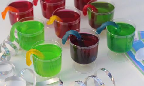 These Snakes Alive jelly cups are perfect party food. You can use your favourite jelly flavours and even layer the colours! Super Easy Party Food, Halloween Jelly, Gruffalo Party, Toddler Lunch Box, Snake Party, Gummy Worm, Cake Stall, Jelly Desserts, Jelly Cups