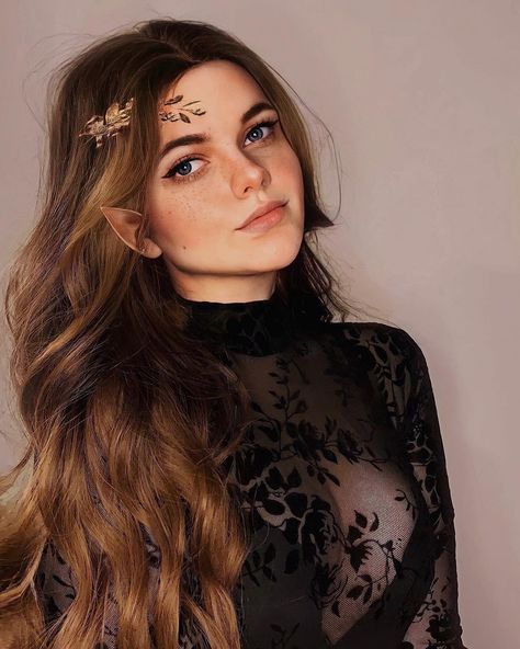 A Court Of Thorns And Roses Halloween Costume, Feyre Archeron Makeup, Feyre Cosplay Dress, Feyre Archeron Halloween Costume, Feyre Inspired Outfit, Feyre Archeron Costume, Feyre And Rhysand Costume, Feyre Makeup, Feyre Fashion