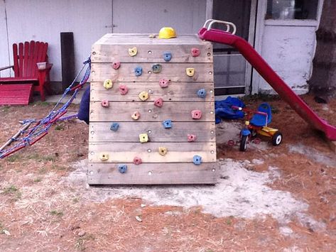 How to Build A Playground Set For Cheap Playground Diy, Slide Playground, Pallet Kids, Backyard Toys, Kids Backyard Playground, Backyard Trampoline, Build A Playhouse, Playground Set, Diy Playground