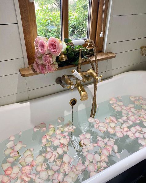 Our ideal #SelfCareSunday situation 💖 Rose Petal Bath, Bath Aesthetic, Dream Bath, Flower Bath, Rose Pastel, Room With Plants, Relaxing Bath, Bath Soak, Bubble Bath