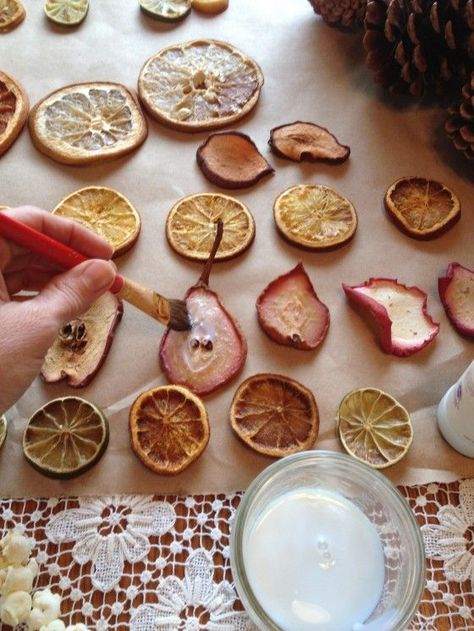 DIY:  How to Make Dried Fruit Christmas Ornaments and Garlands - via Sharon Glasgow Dried Fruit Christmas, Juleverksted For Barn, Navidad Natural, Fruit Christmas, Fruit Ornaments, Natural Christmas Decor, Homemade Christmas Decorations, Navidad Diy, Natural Christmas