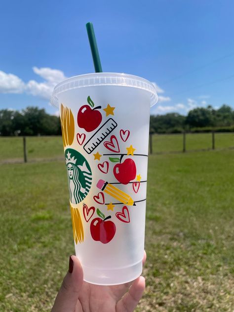 Custom Sunflower Teacher Starbucks Cup with name. 20oz capacity. Matching Lid and plastic green straw included.  This cup would make the perfect gift for teachers, family and friends. Makes an adorable teacher appreciation gift. Each glass tumbler has a cute sunflower and apple design with a double layer name on the back. High quality permanent vinyl is used.  Contact me for a custom design. Please note this listing is for ONE cup. If you need more than the quantity I have on hand, please contac Starbucks Cup With Name, Teacher Cups, Copo Starbucks, Cup With Name, Custom Starbucks Cup, Teachers Aide, Starbucks Gift, Apple Design, Starbucks Cup