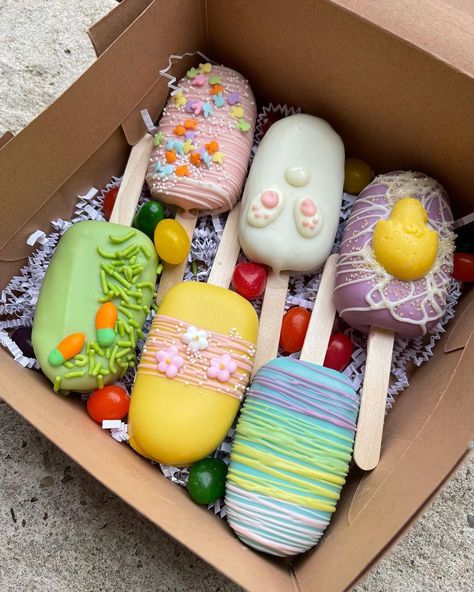 Easter Cakecicle, Cakesicle Pricing, Easter Cake Sicles, Easter Sweet Treat Box Ideas, Easter Popsicles, Easter Cake Popsicles, Easter Cakesicles Ideas, Spring Cakesicles, Easter Bakery Ideas