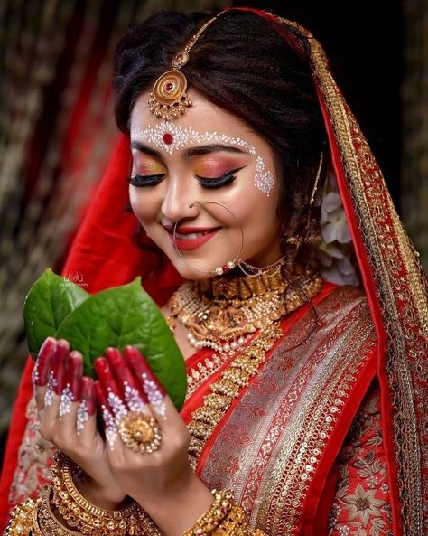 Bengali Bridal Poses, Bangoli Bride Photography, Bengali Bridal Photoshoot, Bangoli Saree Pose, Bengali Bride Photoshoot Poses, Bengali Bride Kolka Design, Bangoli Saree Traditional Look, Bengali Wedding Photoshoot, Bengali Kolka Design