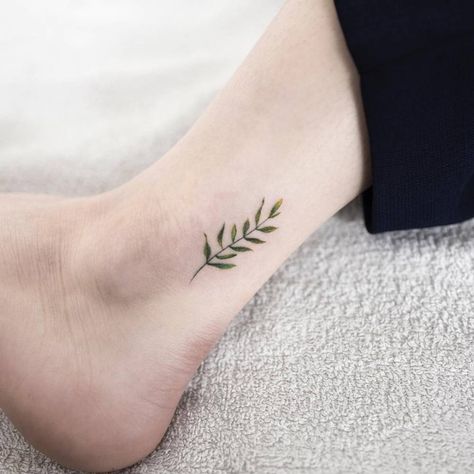 Minimalist leaf tattoo on the ankle Herbs Tattoo, Hongdam Tattoo, Tattoo Son, Tato Minimal, Leaf Tattoo, Tato Lengan, Plant Tattoo, Delicate Tattoo, Disney Tattoo