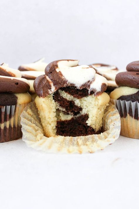 Chocolate And Vanilla Swirl, Vanilla And Chocolate Cupcakes, Swirl Cupcakes, Moist Cupcakes, Marble Cake Recipes, Cupcake Decoration, Homemade Buttermilk, Cupcake Cake Designs, Light Cakes