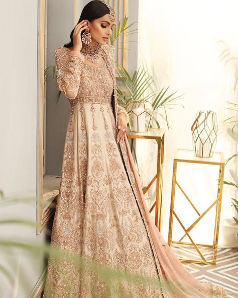 𝑩𝒆𝒊𝒈𝒆 𝑹𝒂𝒘 𝑺𝒊𝒍𝒌 𝑮𝒐𝒘𝒏 𝒘𝒊𝒕𝒉 𝑫𝒖𝒔𝒕𝒚 𝑷𝒊𝒏𝒌 𝑫𝒖𝒑𝒂𝒕𝒕𝒂 This elegant beige raw silk gown, complemented by a dusty pink dupatta, offers a refined bridal look. The gown features exquisite embellishments including intricate stone work, kora, dabka, and resham details, which add depth and sophistication to the ensemble. The combination of the rich beige fabric and the soft pink dupatta creates a harmonious and timeless appearance, perfect for a special wedding occasion. For more details contact us on our Wh... Bridal Lenghas, Maxi Frocks, Desi Fits, Pink Dupatta, Lehenga Pattern, Party Kleidung, Pakistani Wedding Dresses, Asian Bride, Women Maxi