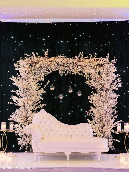 Debut Souvenir Ideas, Night Wedding Decor, Starry Night Wedding, Barn Wedding Decorations, Moon Wedding, Indian Wedding Reception, A Starry Night, Indian Wedding Planning, Night Wedding