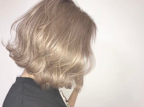 Ash Blonde Hair Ash Blonde Aesthetic, Light Beige Hair Color Ash Blonde, Ash Blonde Wavy Hair, Short Blonde Hair Faceless, Short Beige Blonde Hair, Ash Blonde Hair Aesthetic, Ash Short Hair, Blonde Hair Aesthetic Short, Ashy Blonde Hair Short