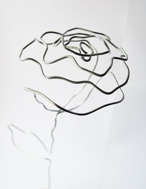 DIY Wire Rose Bouquet - Crafting Fingers Sculptures Sur Fil, Wire Rose, Art Fil, Wire Wall Art, Wire Art Sculpture, Art Wire, Wire Flowers, Metal Tree, Wire Sculpture