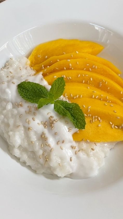 Mango With Sticky Rice, Mango Sticky Rice Plating, Mango Sticky Rice Aesthetic, Sticky Mango Rice, Mango Rice, Clean Eating Inspiration, Salad Buah, Mango Sticky Rice, Ww Desserts