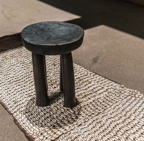 Vintage senufo stools Garza Interiors, Earthy Interior, Plant Stand, Living Room Interior, Stools, Living Room, Furniture, Home Decor, Home Décor