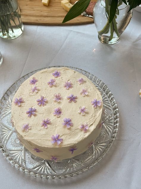 Spring Birthday Party Ideas For Adults, Flower Themed Party Aesthetic, Spring Bday Cake, Spring Birthday Party Aesthetic, Aesthetic Outdoor Party, Flower Birthday Aesthetic, Garden Party Treats, Pastel Bday Party, Outdoor Birthday Picnic