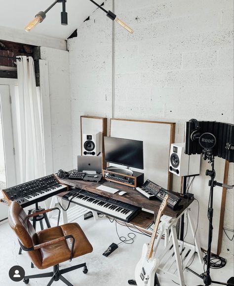 Small Music Studio Ideas, Home Music Studio Ideas, Home Studio Desk, Music Room Design, Home Recording Studio Setup, Recording Studio Setup, Home Studio Ideas, Home Music Rooms, Recording Studio Design