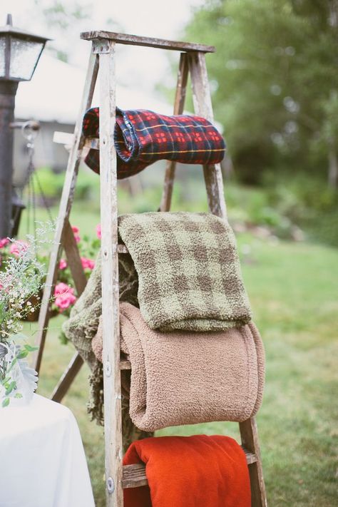 Cheap Backyard Wedding, Bbq Wedding Reception, Rustic Country Wedding Decorations, Bodas Boho Chic, Bonfire Party, Old Ladder, Deco Champetre, Cottage Wedding, Country Wedding Decorations