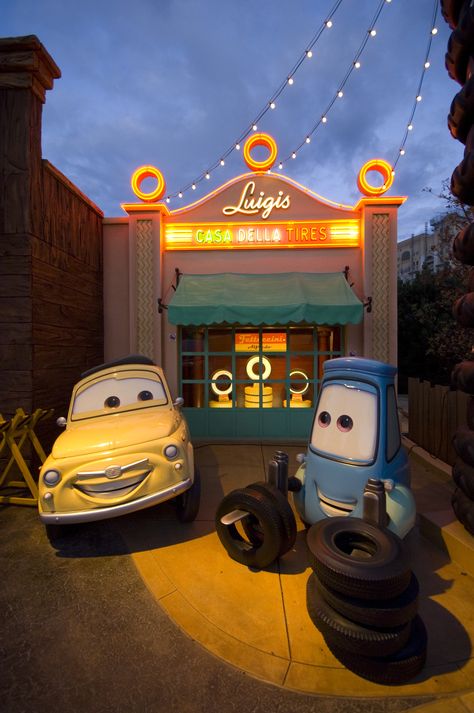 Walt Disney Studios Park, Toon Studios - Cars Race Rally, Disneyland Paris Cars Land Wallpaper, Walt Disney Studios Paris, Disney Studios Paris, Christmas Disneyland, Disney Art Of Animation, Disney World Rides, Disney Paris, Roof Box, Cars Land