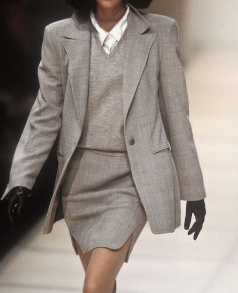 💭 2010 Runway, Armani Suits, Yasmeen Ghauri, 90s Runway Fashion, Runway Fashion Couture, 90s Runway, Armani Women, Outfit 90s, Aesthetic Women