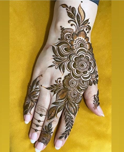 35+ '90s Fashion Trends That We Never Thought Would Be Fashionable Again, But They Are Mehendi Design Bridal Mehndi, Kafif Design, Mehndi Designs Traditional, Aesthetic Mehndi Design, Mehendi Design Bridal, Mehndi Design Indian, Blouse Design Wedding, Gold Bangle Design, Mehendi Practice