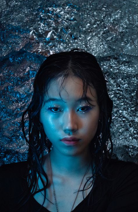 Neon Light Photography Portrait, Foil Background Photoshoot Ideas, Euphoric Photoshoot Ideas, Self Portrait Photography Themes, Themed Portraits Photography, Silver Foil Photoshoot, Chrome Background Photoshoot, Tin Foil Background Photoshoot, Blue Photography Portrait