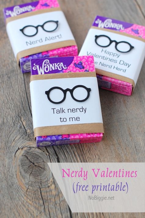 Nerdy Valentine with free printable - "talk nerdy to me" - "nerd alert" - from "the nerd herd" Nerd Valentine, Nerdy Valentines, Valentines Diy Kids, Talk Nerdy To Me, Saint Valentin Diy, Valentines Bricolage, Happy Hearts Day, Under Your Spell, Diy Valentine