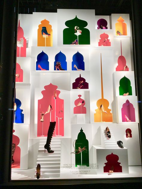 Fashion Window Display, معرض فني, Visual Merchandiser, Visual Merchandising Displays, Window Display Design, Ramadan Decoration, Retail Windows, Retail Merchandising, Store Window