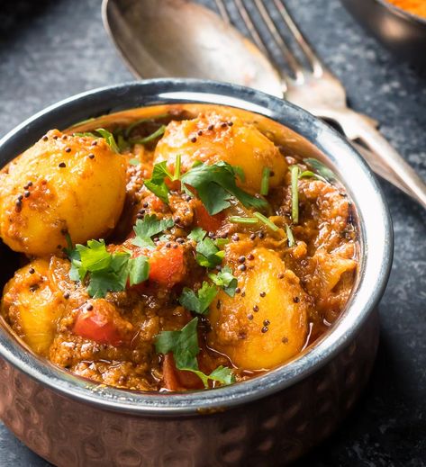 bombay potatoes - restaurant style bombay aloo - glebe kitchen Dinner Ideas Indian, Light Dinner Ideas, Bombay Potato Recipe, Bombay Potatoes, Dinner Vegetarian, Light Dinner Recipes, Aloo Recipes, Indian Dinner, Egg Curry