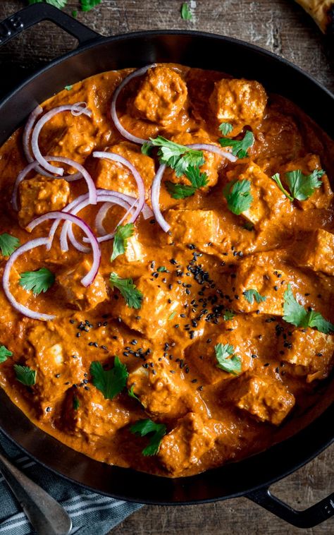 This vegetarian curry uses chunks of creamy paneer in a fragrant butter-style curry sauce. It’s mild enough for the whole family to enjoy, but you can spicy up this paneer curry with the addition of some fresh chillies if you like it hotter. Mild Chicken Curry, Roast Dinner Sides, Paneer Curry Recipes, Low Fodmap Recipes Dinner, Paneer Curry, Masala Sauce, Sweet Potato Curry, Vegetarian Curry, Easy Chicken Curry