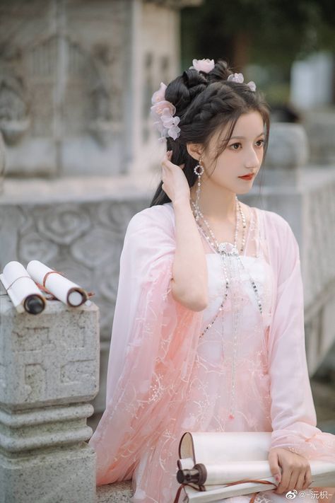 Traditional Asian Hairstyles, Chinese Traditional Hairstyles, Traditional Chinese Hairstyle, Ancient Chinese Hairstyles, Chinese Princess Dress, Asian Traditional Fashion, Model Studio, Hanfu Hairstyles, Traditional Asian Dress