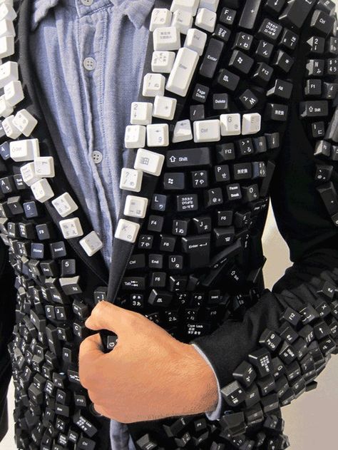 Keyboard jacket is mega geeky cool! Trash Fashion, Recycled Outfits, Recycled Dress, Diy Kostüm, Keyboard Keys, Geek Fashion, Recycled Fashion, Upcycled Fashion, Geek Chic