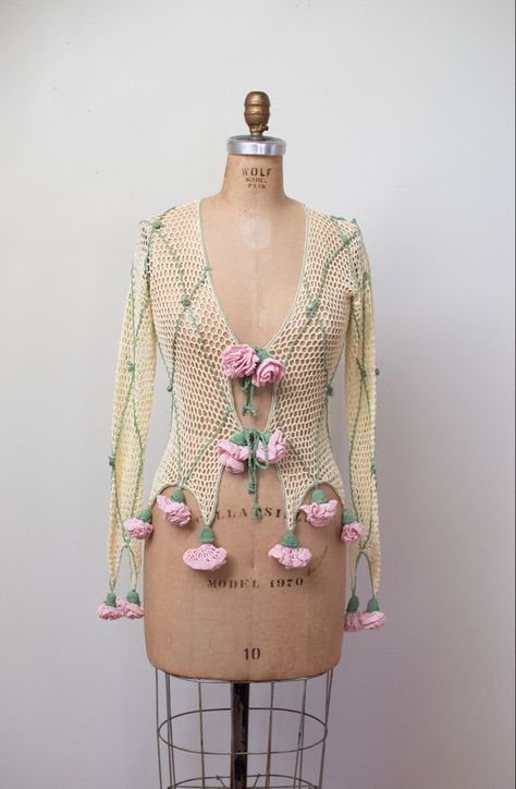 Garden Crochet, Very Easy Crochet, Female Hysteria, Rose Cardigan, Rose Crochet, Moschino Cheap And Chic, Crochet Fashion Patterns, Crochet Rose, Crochet Flower