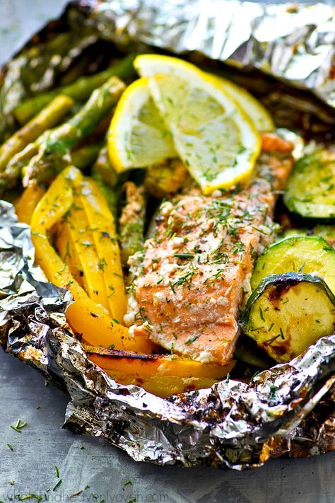 These grilled salmon veggie packets are an entire summer meal-in-one that's ready in under 20 minutes with only a few simple ingredients! Feel free to use your favorite summer veggies. Garlic Herb Salmon, Steak Foil Packets, Salmon Packets, Foil Meals, Cooking Salmon Fillet, Salmon Foil Packets, Herb Salmon, Salmon In Foil, Foil Dinners