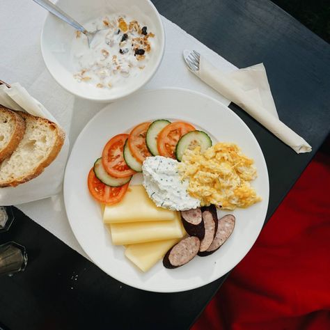 The 10 Best Breakfasts And Brunches In Gdańsk Polish Breakfast, Breakfast On A Budget, Poland Food, Breakfast Around The World, Bagel Bar, Homemade Pancake Mix, Breakfast Platter, Brunch Dishes, Breakfast Plate