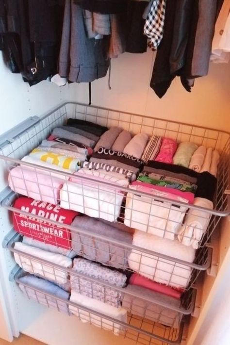 Cama Closet, Dorm Room Layouts, College Dorm Room Inspiration, Dream Dorm Room, Bedroom Ideas For Small Rooms Diy, Armoire D'angle, Dorm Room Styles, College Dorm Room Essentials, Dorm Inspiration