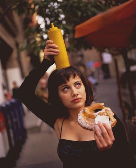 Brittany Murphy eating a pretzel, 1990s Brittany Murphy, Look Retro, Baby Boomer, Grunge Hair, Woman Crush, Mode Inspiration, Style Icons, Pretty People, Beautiful People