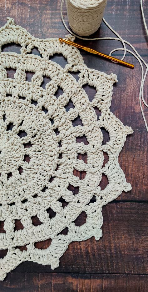 Oombawka Design Crochet, Crochet Macrame Cord, Diy Crochet Rug, Easy Crochet Rug, Crocheted Rug, Rug Crochet Pattern, Crochet Rug Patterns Free, Crochet Cluster Stitch, Crochet Doily Rug