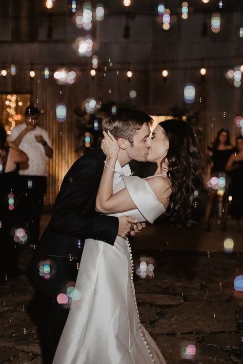 Bubble Wedding, Wedding Photo List, Forest Theme Wedding, Foto Wedding, Wedding Reception Photography, Wedding Bubbles, Wedding Send Off, Yosemite Wedding, Wedding Exits